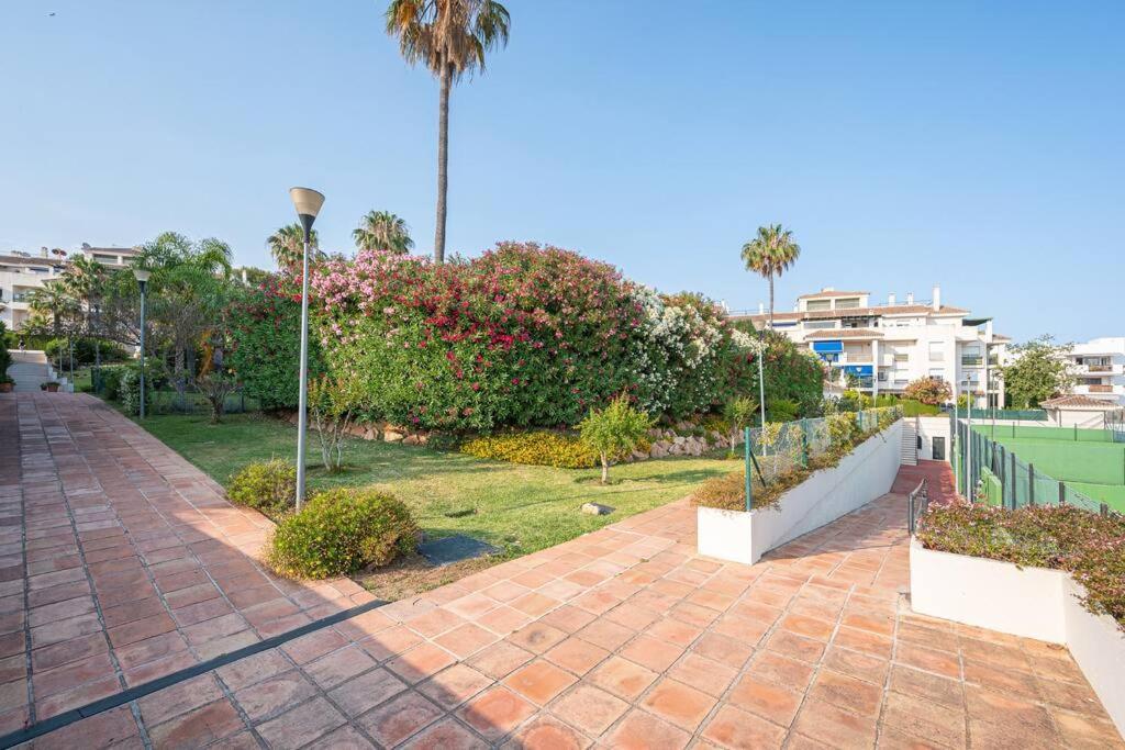 Flat -puerto Banus -6 A 8 Persons-pool-parking Apartament Marbella