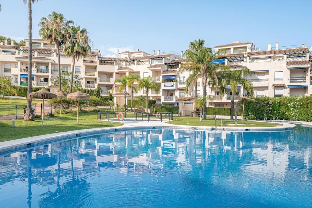 Flat -puerto Banus -6 A 8 Persons-pool-parking Apartament *